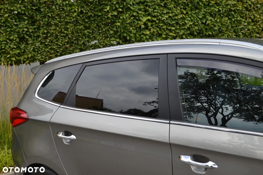 Kia Carens - 11
