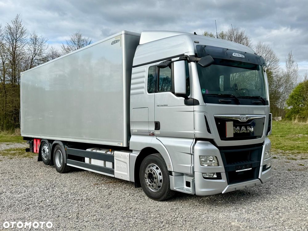 MAN TGX 26.440 / KONTENER / IZOTERMA / WINDA / 20 PALET / CAŁY NA PODUSZKACH / 3 OSIE / 3 OŚ PODNOSZONA + SKRĘTNA / EURO 6 / SPROWADZONY / SERWISOWANY - 1