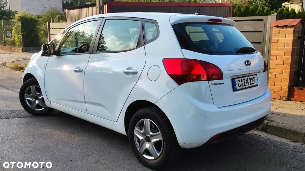 Kia Venga - 10