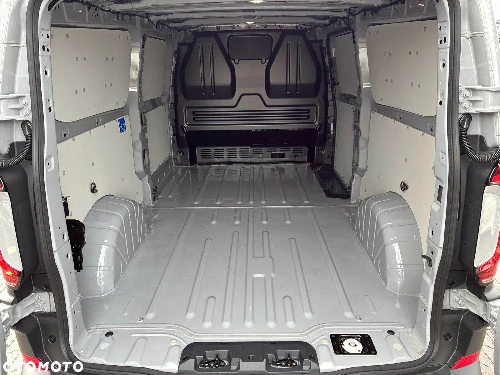 Volkswagen Transporter T7 PanAmericana/Furgon (L2) AUTOMAT, 2.0 TDI 150KM, r.o. 3500 mm - 12