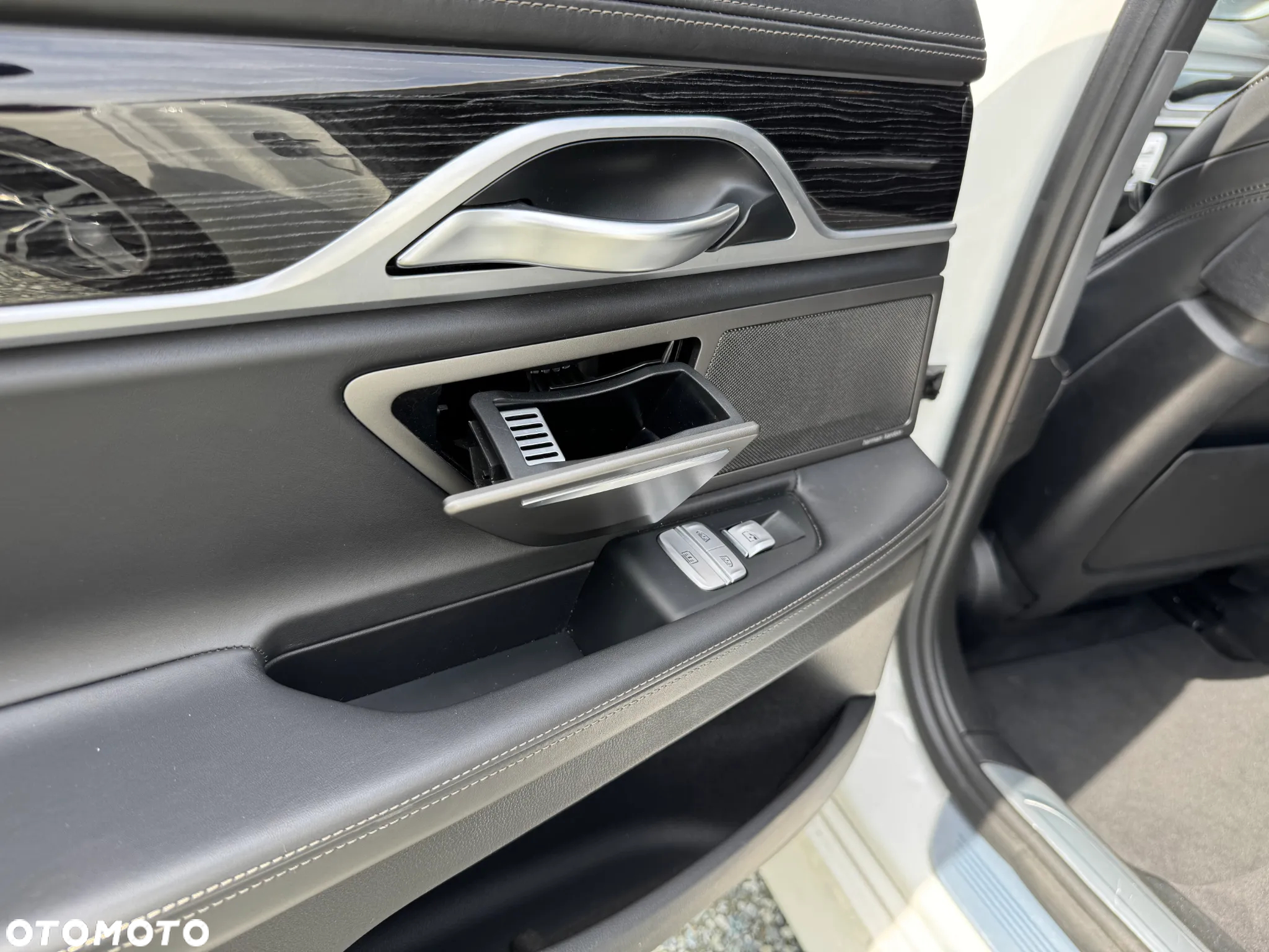 BMW Seria 7 750i xDrive - 24
