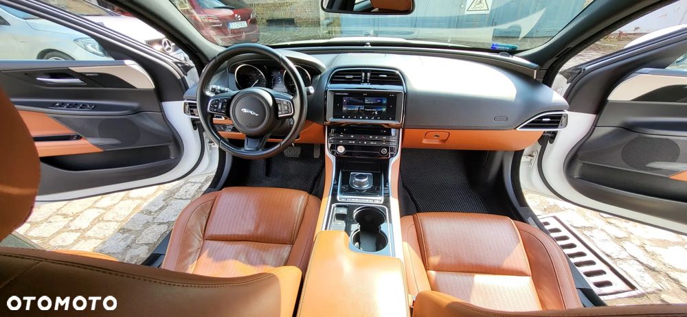 Jaguar XE 2.0 D Prestige - 1