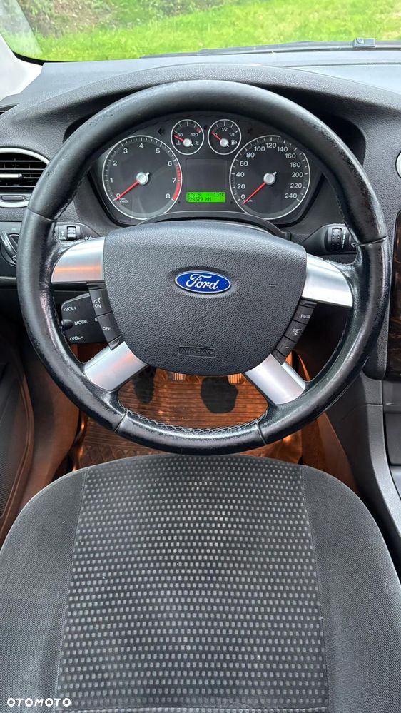 Ford Focus 1.6 Ghia - 10