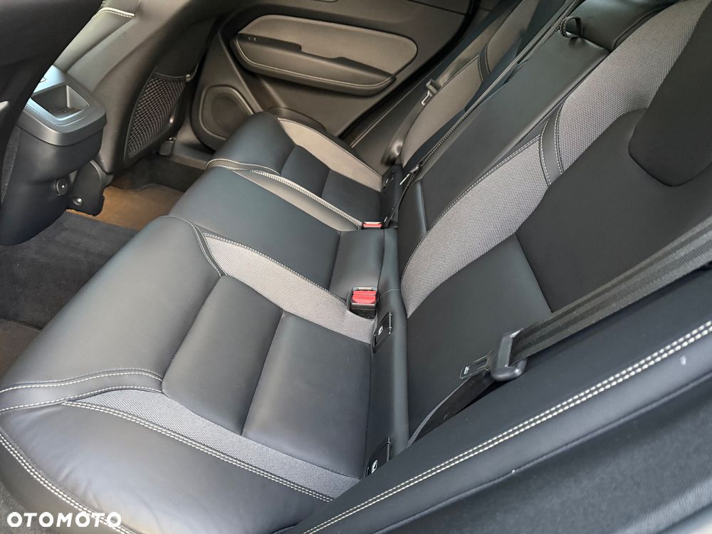 Volvo XC 60 B4 D Plus Dark - 36