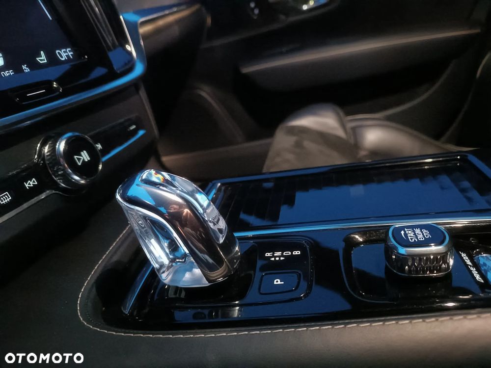 Volvo V90 T8 AWD Plug-In Hybrid R-Design - 22