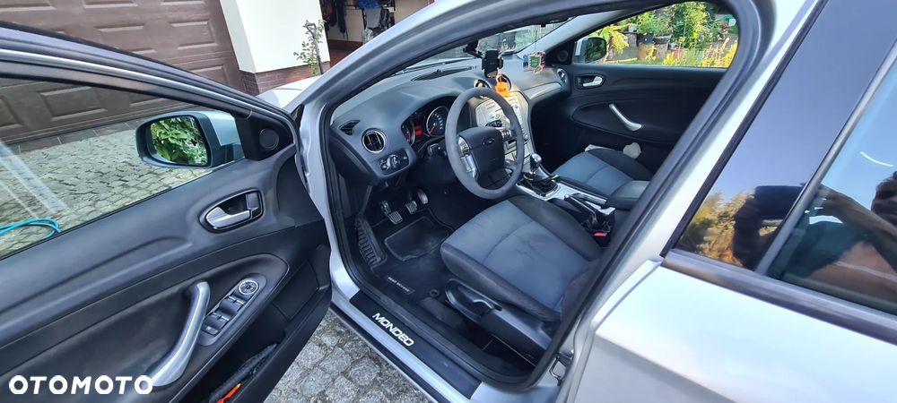 Ford Mondeo 1.8 TDCi Ambiente - 39