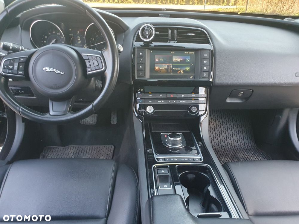 Jaguar XE 2.0 T R-Sport - 14