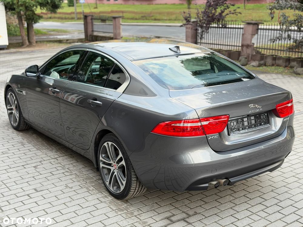 Jaguar XE 2.0 D Portfolio - 16
