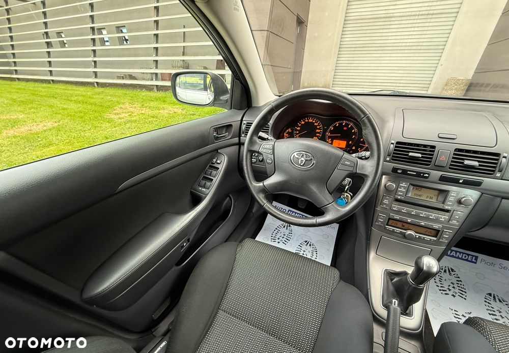 Toyota Avensis 1.8 VVT-i Combi Sol - 28