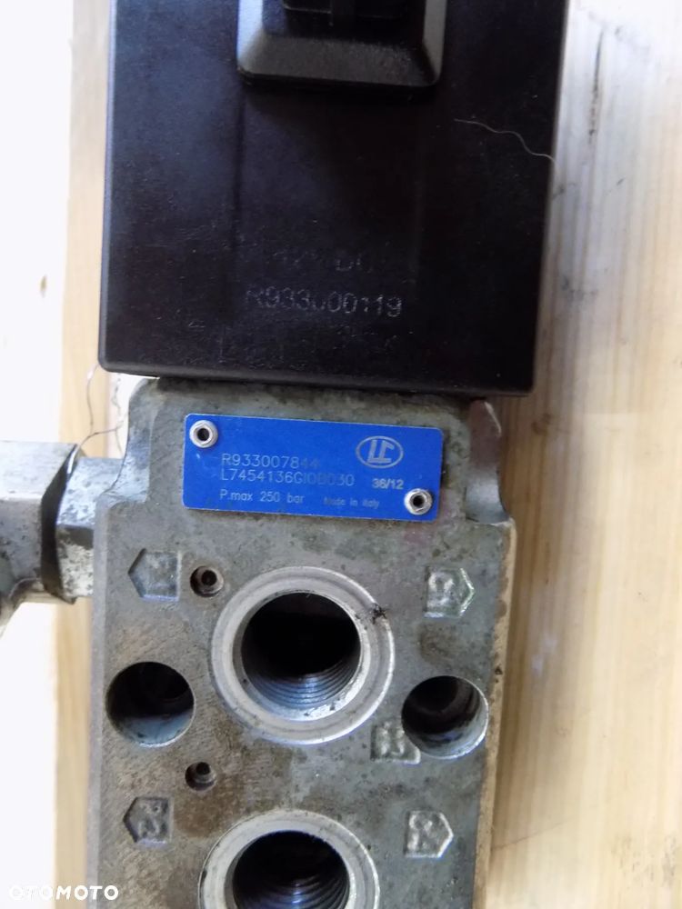 Merlo P 34.7 zawór hydrauliczny rozdzielacz elektrozawór R933007844 cewka - 3