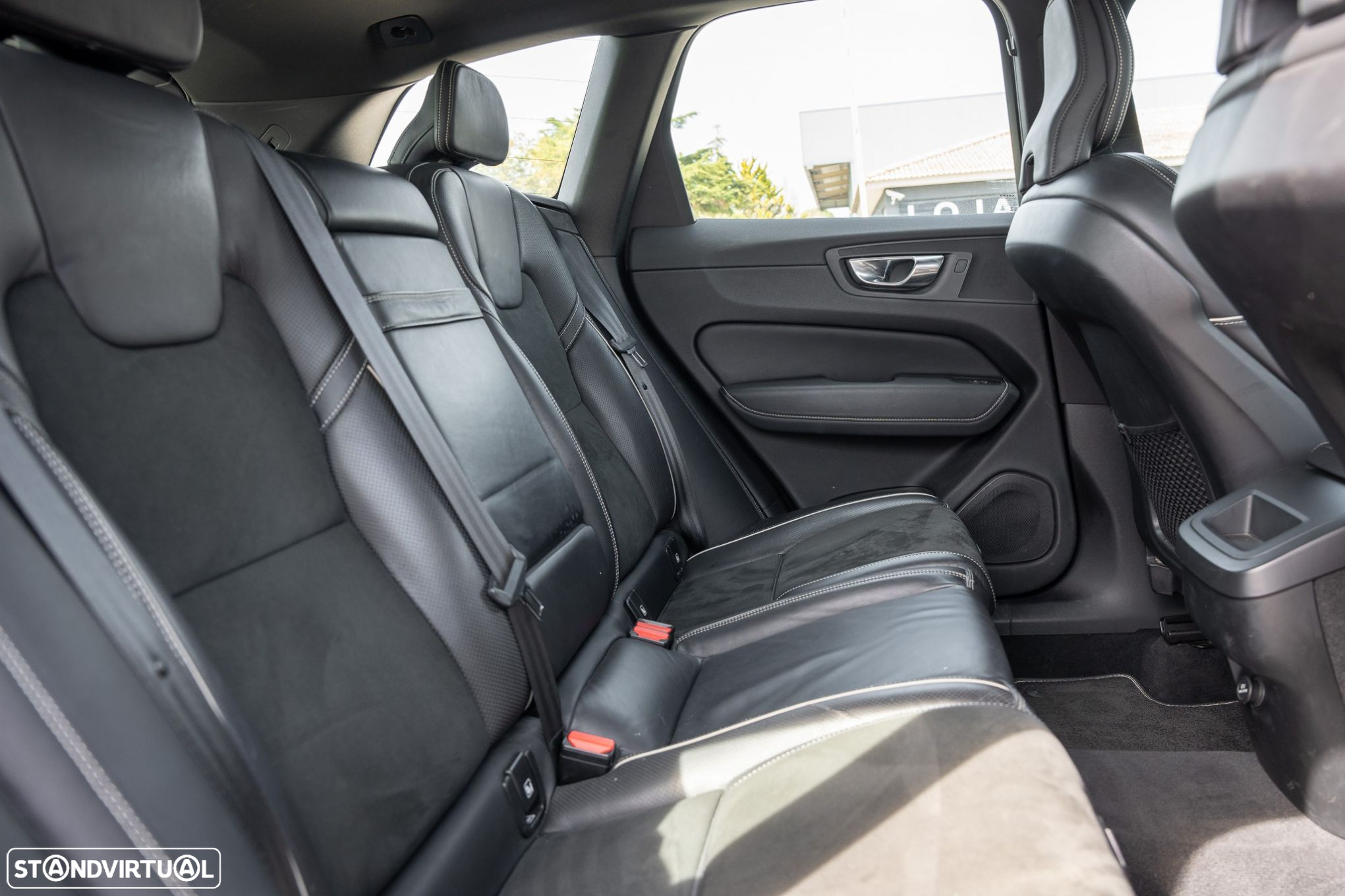 Volvo XC 60 2.0 D4 R-Design Geartronic - 17