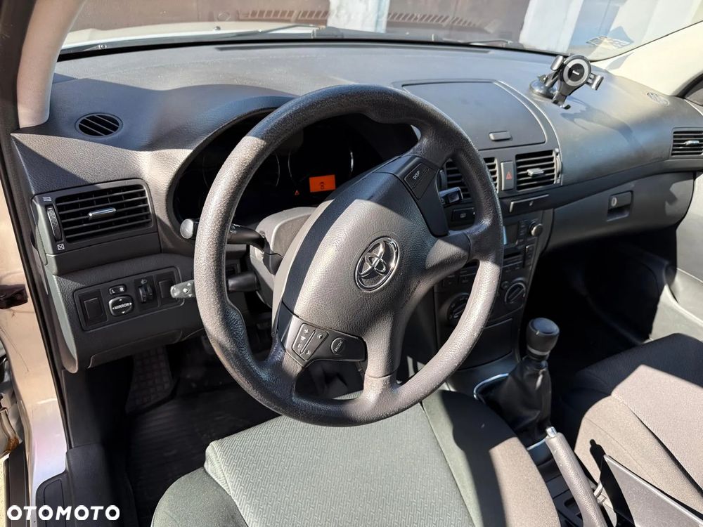 Toyota Avensis - 6