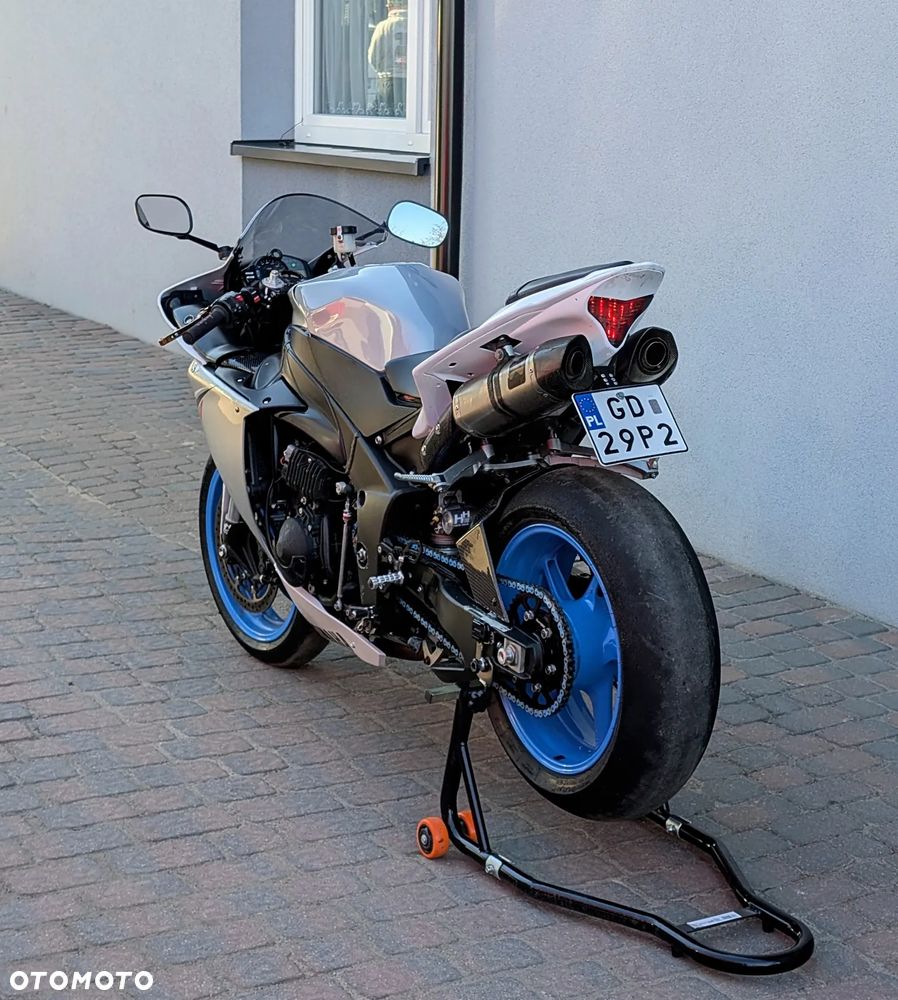 Yamaha R1 - 6
