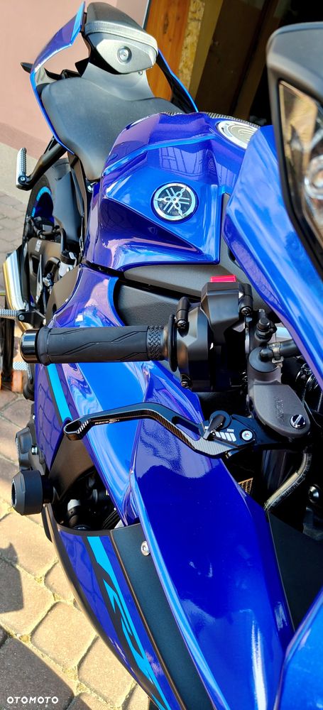 Yamaha R1 - 10