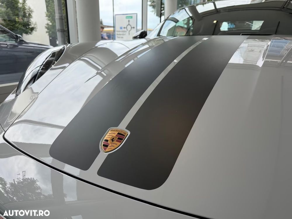 Porsche 911 Carrera 4 GTS PDK - 8