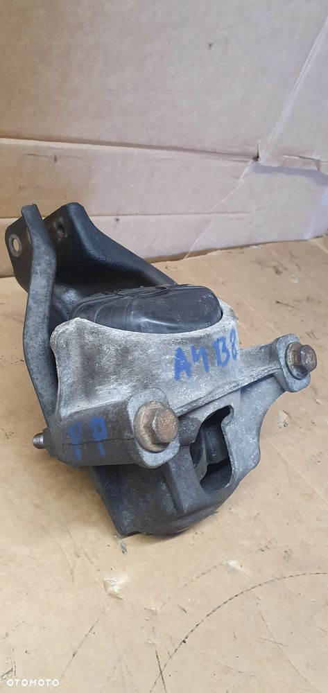 Łapa poduszka silnika prawa Audi A4 B8 2.0 TDI 8K0399060L - 2