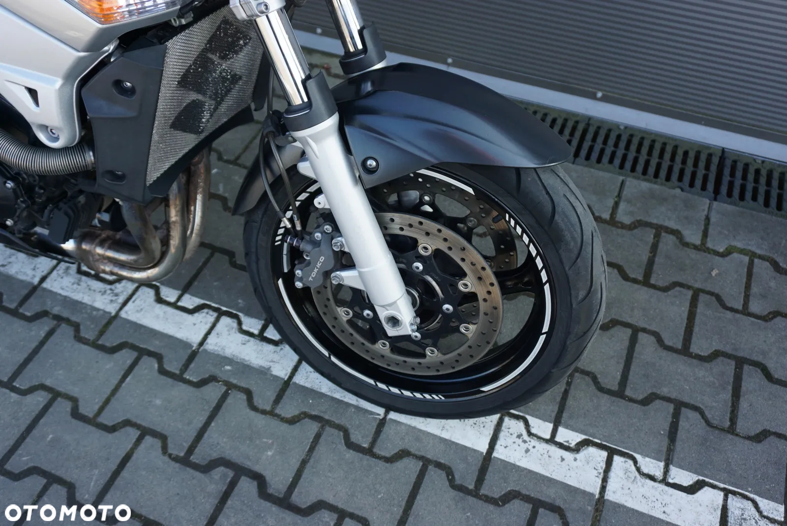 Suzuki GSR - 8