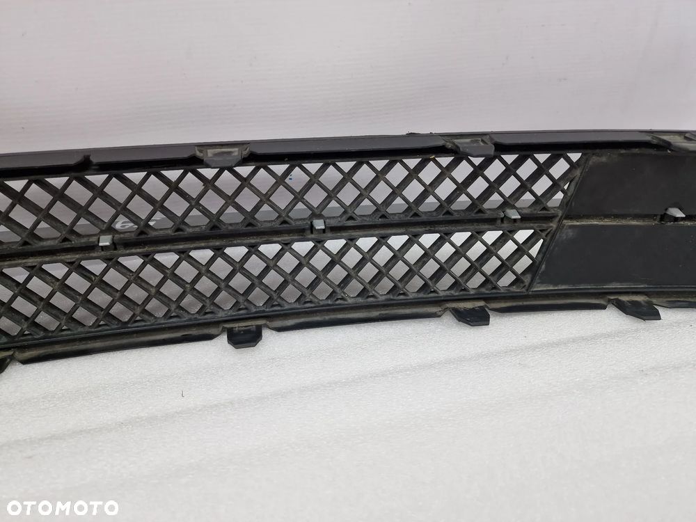 BMW E81 / E87 LIFT 06- KRATKA ŚRODKOWA ZDERZAKA PRZEDNIEGO PRZÓD , NR 51117182367 , NR AUKCJI KR59 - 9