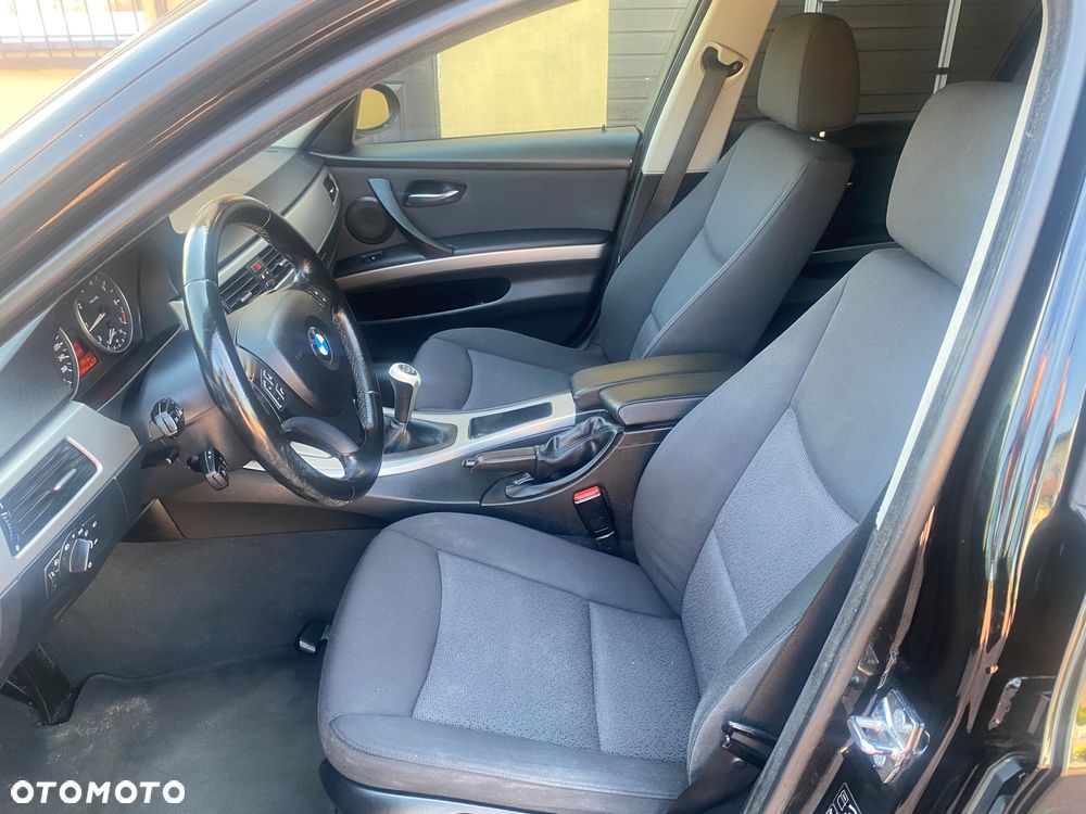 BMW Seria 3 318i Touring - 4