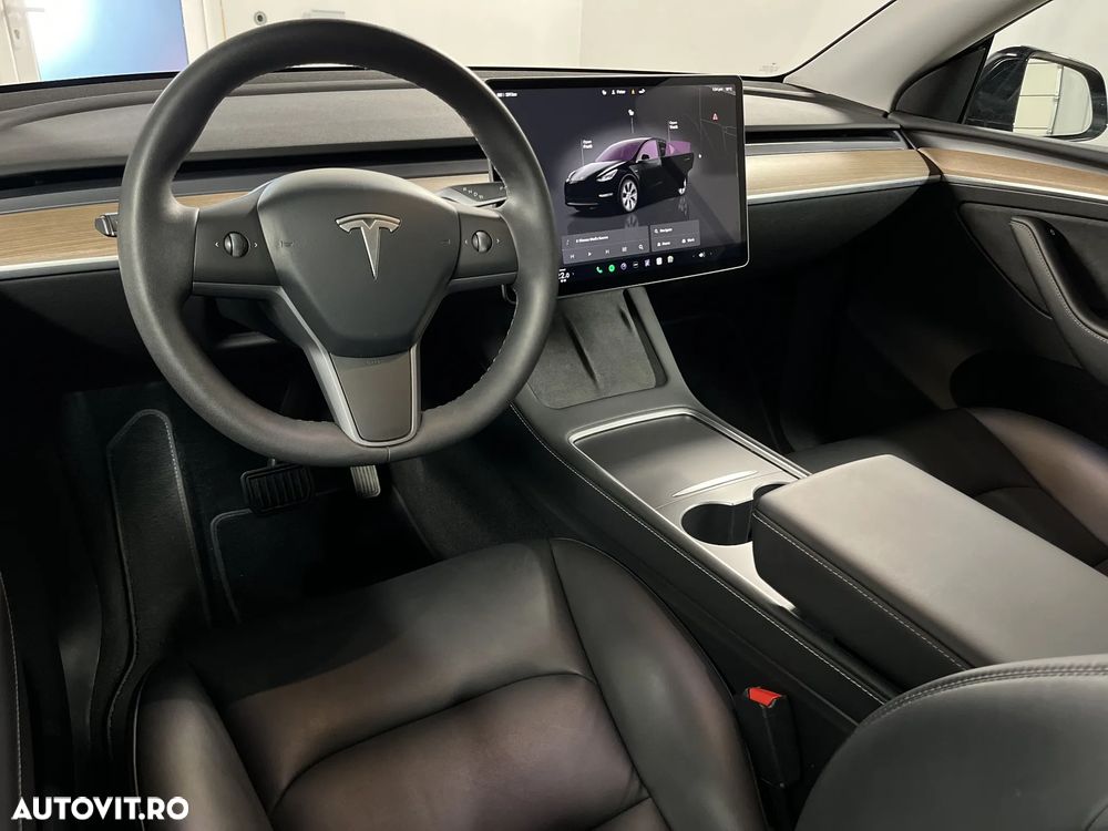 Tesla Model Y - 11