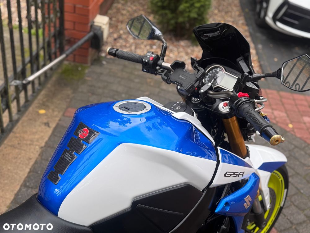 Suzuki GSR - 14