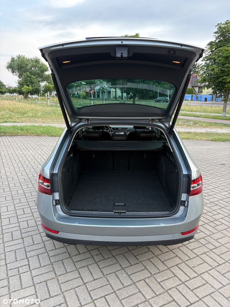Skoda Superb 2.0 TDI Premium Edition - 37