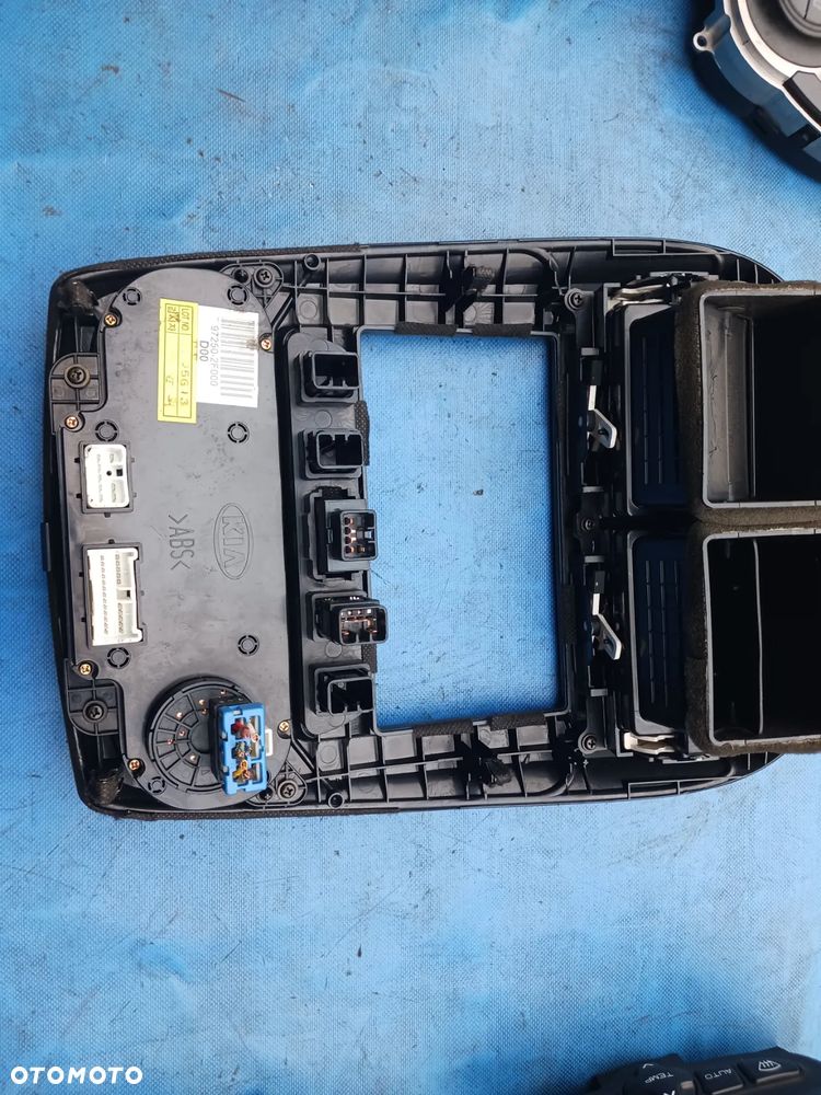 Panel klimatyzacji KIA CERATO 97250-2F000  nawiewu ramka środkowa konsola kratki nawiewu środek - 3
