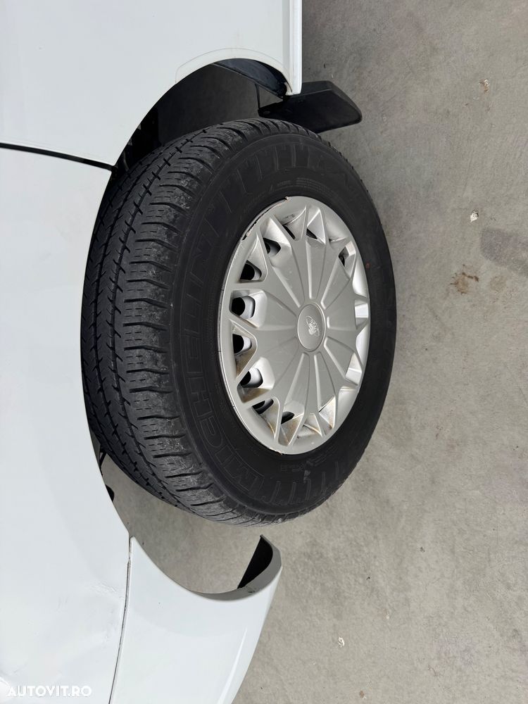 Ford Tourneo Custom - 30