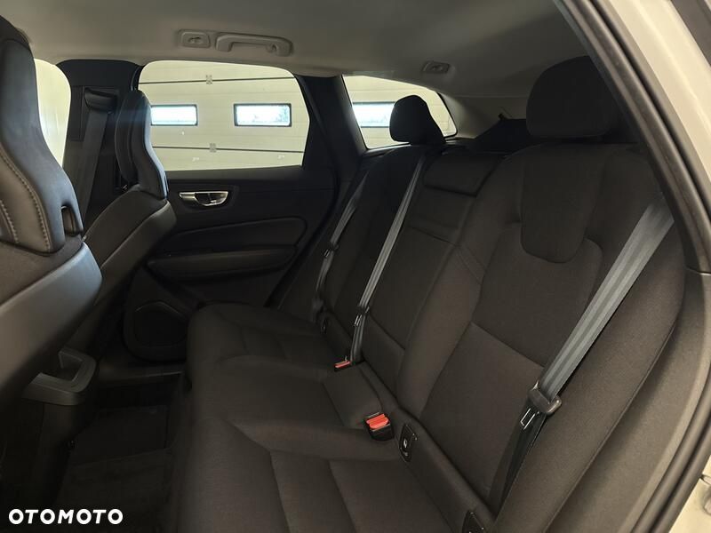Volvo XC 60 B4 B Momentum Pro - 19