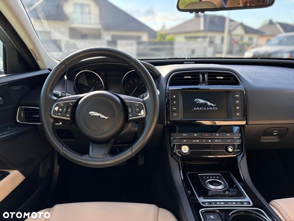 Jaguar XE 25t Prestige - 21