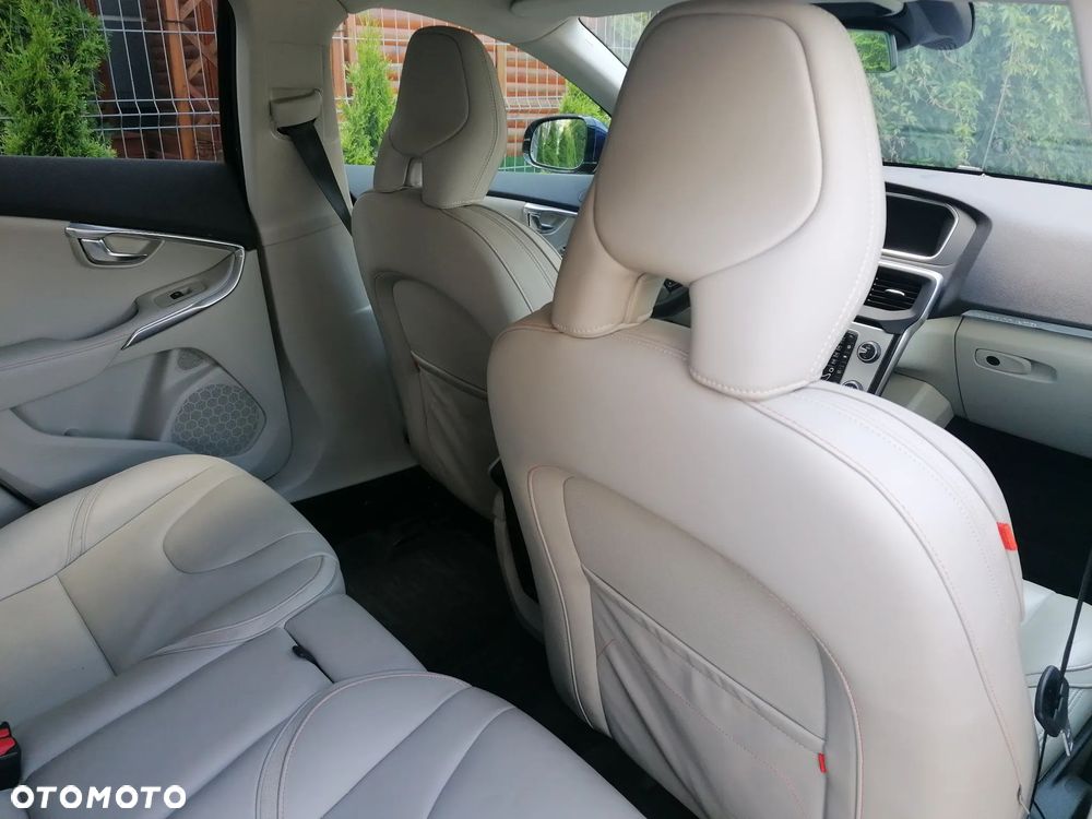 Volvo V40 Cross Country T3 Drive-E Ocean Race - 13