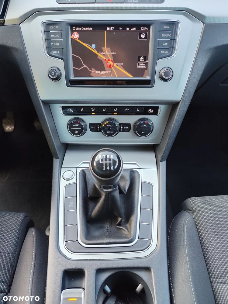 Volkswagen Passat 2.0 TDI SCR Comfortline - 17