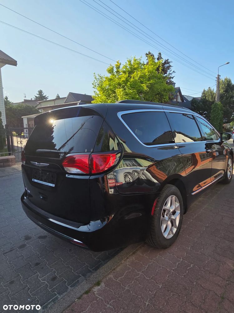 Chrysler Pacifica - 12