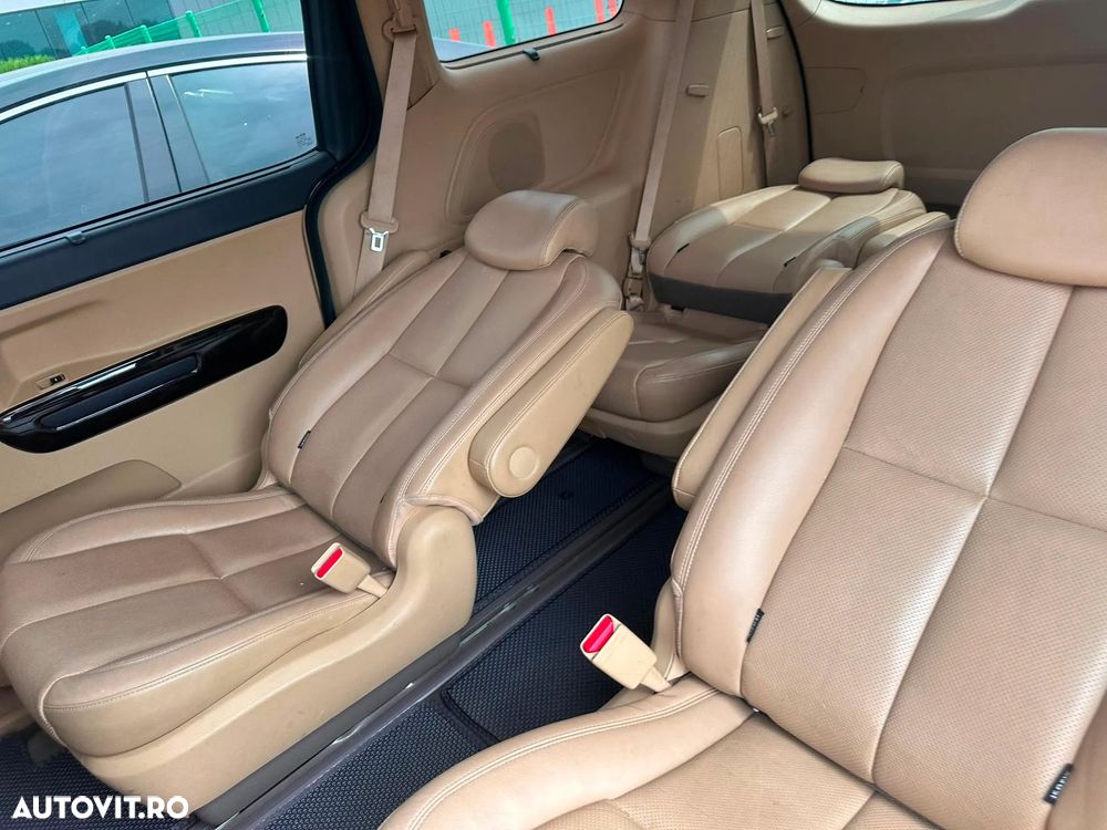 Kia Carnival - 12