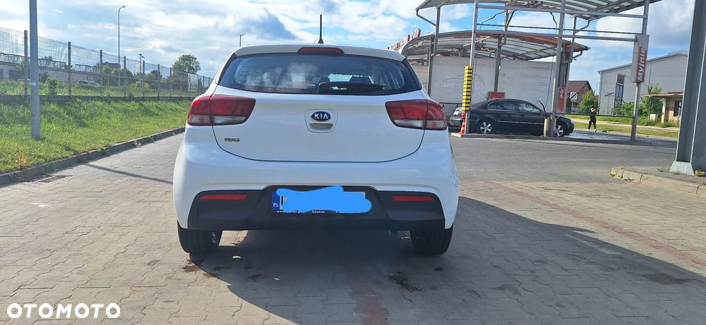 Kia Rio 1.2 L - 6
