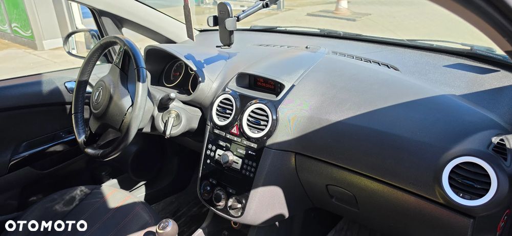 Opel Corsa 1.4 16V Cosmo - 2