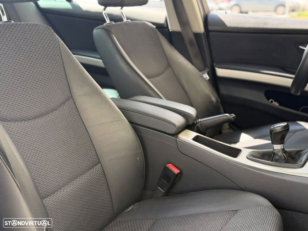 BMW 318 d Pack M - 11