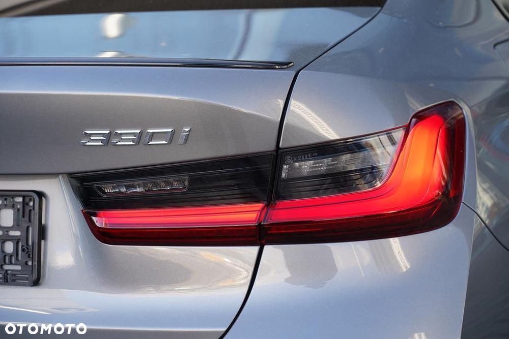 BMW Seria 3 330i xDrive M Sport - 19