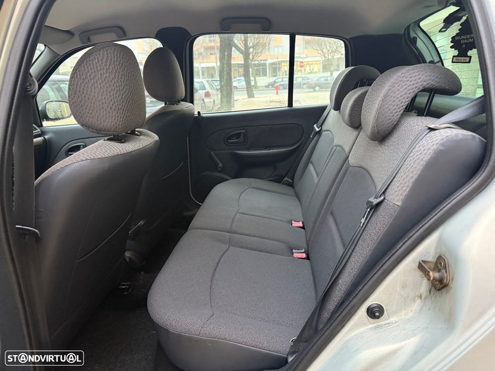 Renault Clio 1.2 16V Confort - 12