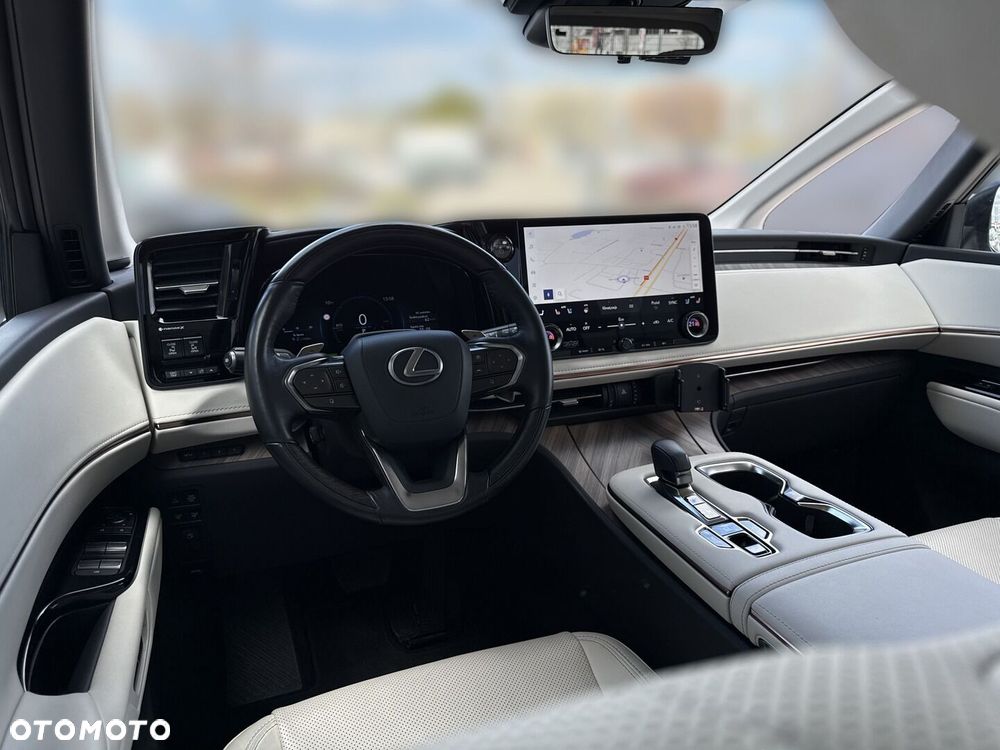Lexus LM - 21