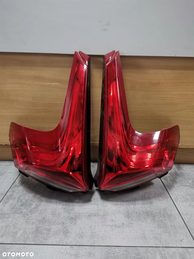 LAMPA LEWA PRAWA TYLNA V40 II  2012-