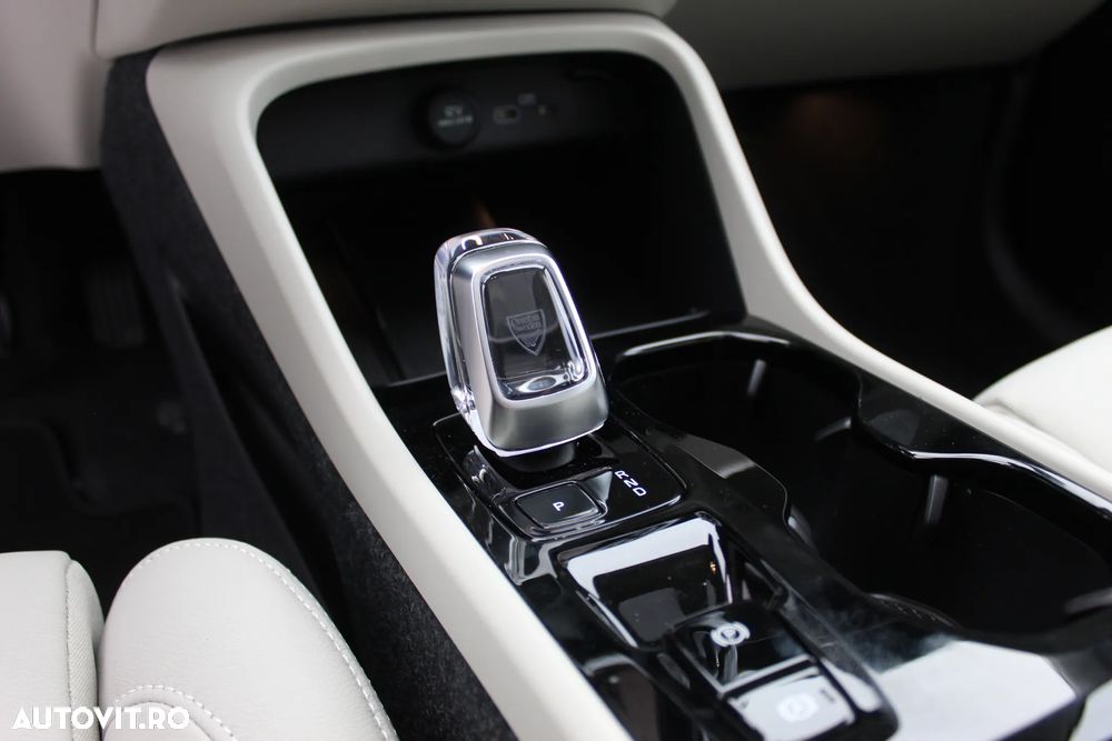 Volvo XC 40 B4 AT FWD MHEV Ultimate Dark - 12