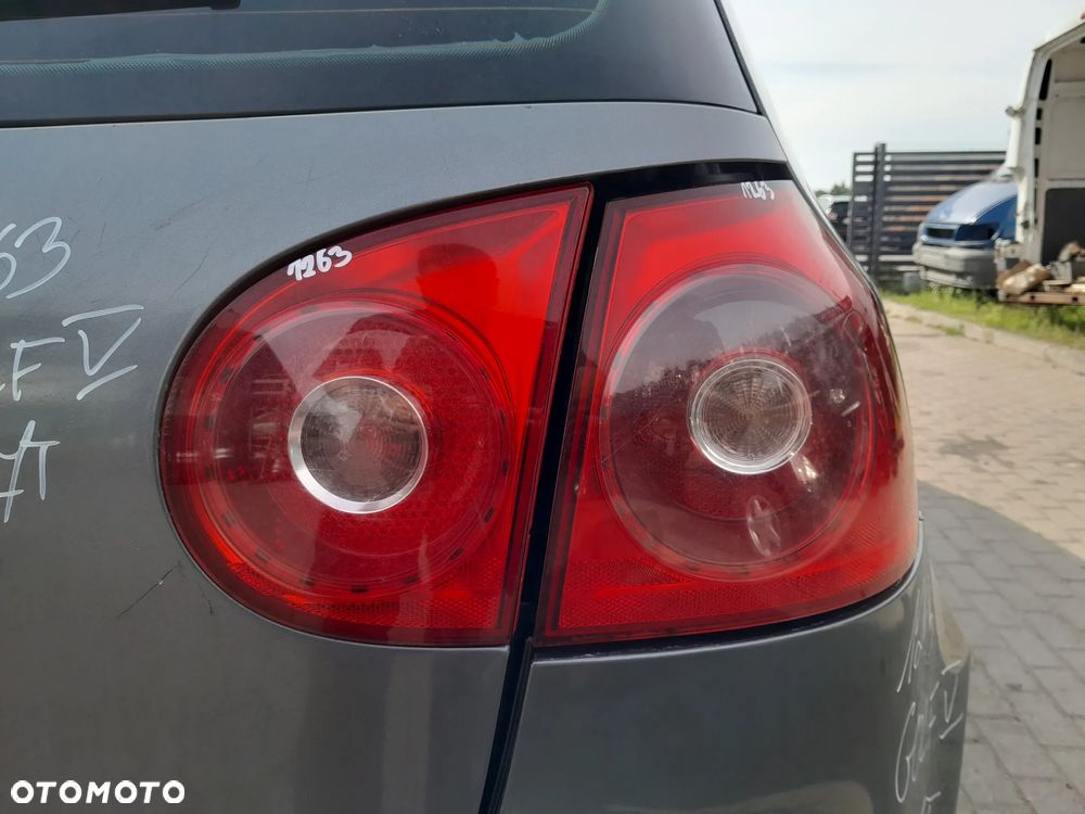 VW GOLF V LAMPA TYLNA PRAWA W BŁOTNIK HB - 1