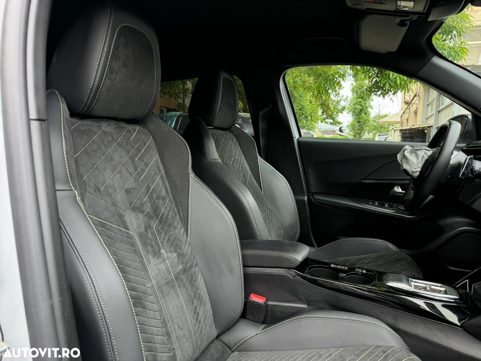 Peugeot 2008 1.2L 136 e-DCS6 MHEV GT - 8