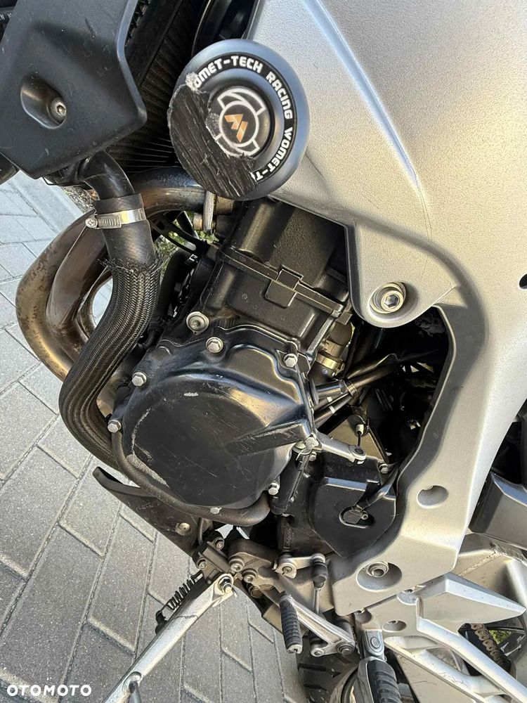 Suzuki GSR - 16
