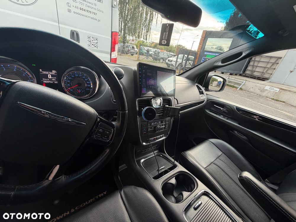 Chrysler Town & Country - 11