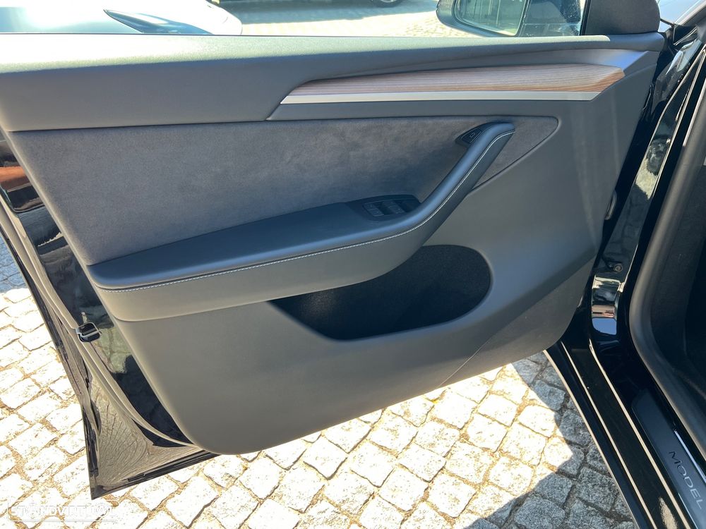 Tesla Model Y Standard — fotografia 14