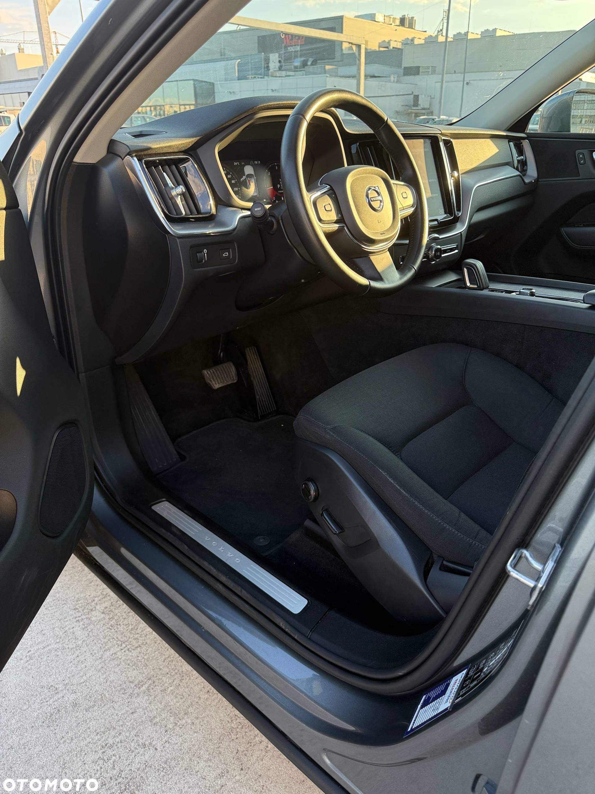 Volvo XC 60 B4 B Momentum Pro - 17