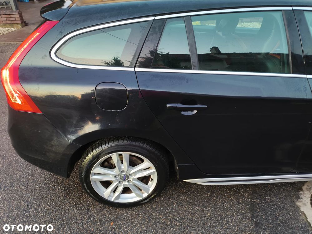 Volvo V60 D6 AWD Plug-in Hybrid R-Design Momentum - 26