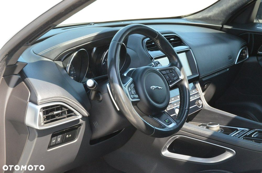 Jaguar F-Pace 2.0 i4P AWD Chequered Flag - 21